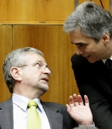 Austrian Vice Chancellor Wilhelm Molterer (L) talks to Infrastructure Minister Werner Faymann during a session of the Parliament in Vienna March 3, 2008.  REUTERS/Leonhard Foeger  (AUSTRIA)